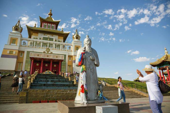 Центральный хурул (буддийский храм) Золотая обитель Будды Шакьямуни в городе Элисте