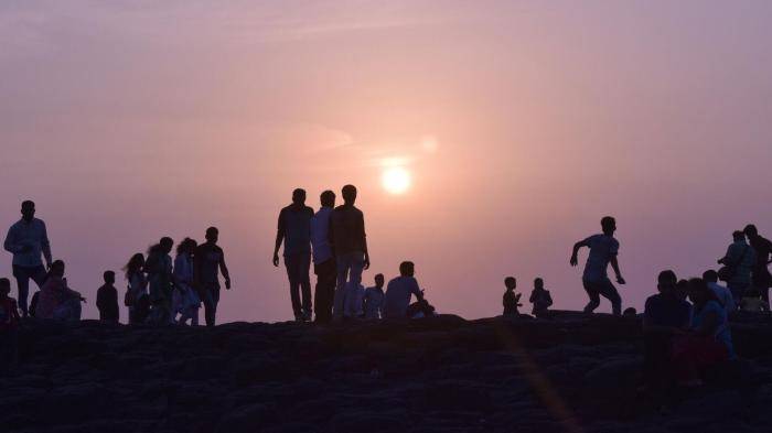 Отдыхающие во время заката