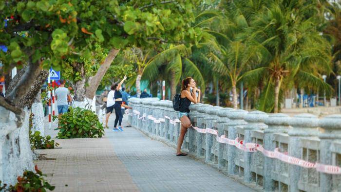 Девушка на набережной в курортном городе Нячанг во Вьетнаме