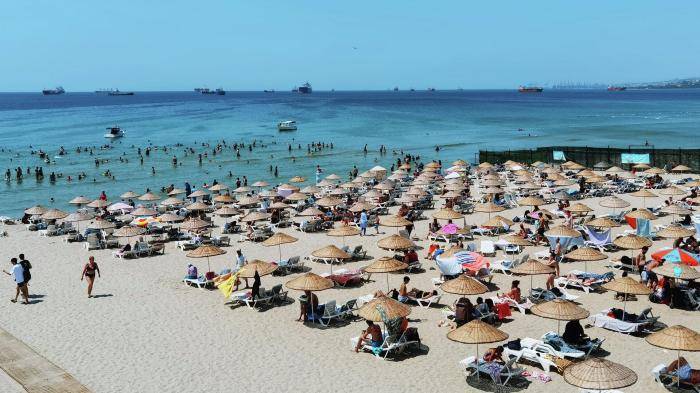 Люди на пляже Флория в Стамбуле