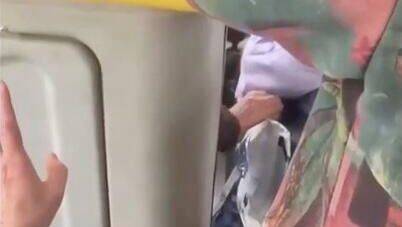 Кадр видео, на котором водитель рейсового автобуса пытается залезть под куртку девочки в Красногорске