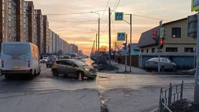 Место ДТП в Омске, в котором пострадали две несовершеннолетние