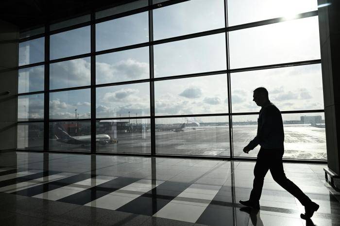 Пассажир в терминале международного аэропорта Шереметьево