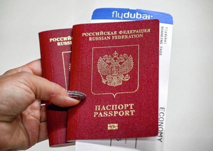 Российские паспорта и посадочный в руках у пассажира