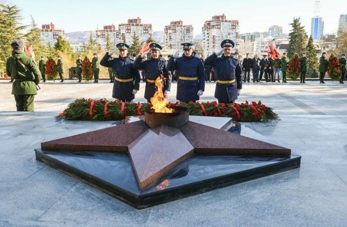 Возложение цветов к Вечному огню и открытие Аллеи героев СВО на Завокзальном мемориальном комплексе в Сочи в День защитника Отечества