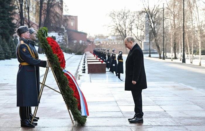 Президент России Владимир Путин на церемонии возложения цветов к Могиле Неизвестного Солдата в Александровском саду в День защитника Отечества