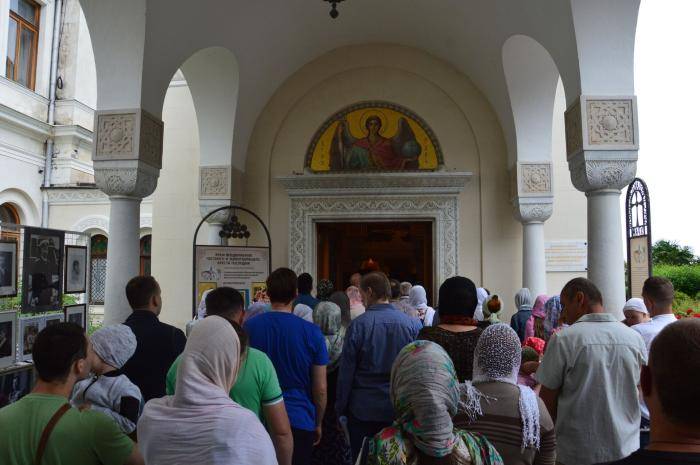 Очередь в Крестовоздвиженскую дворцовую церковь, где торжественно открыли древлехранилище (музей) памяти семьи российского императора Николая II
