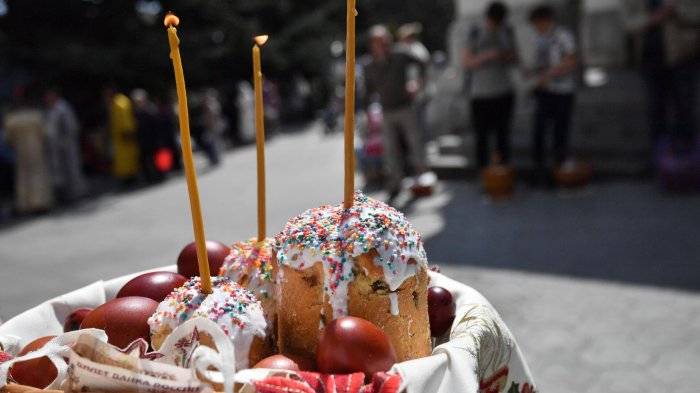 Корзина с пасхальными яйцами и куличами во время обряда освящения в Великую субботу возле собора Святого Александра Невского в Ялте
