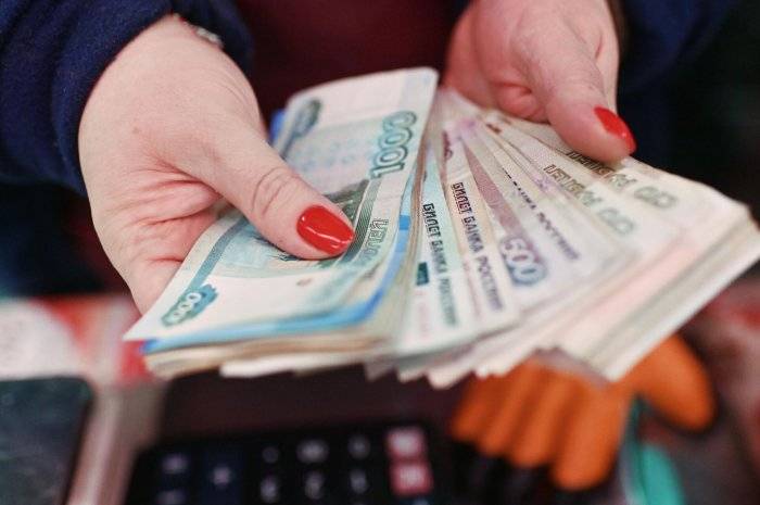 Продавец пересчитывает деньги