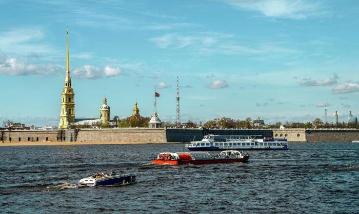Вид на Петропавловскую крепость и реку Неву в Санкт-Петербурге