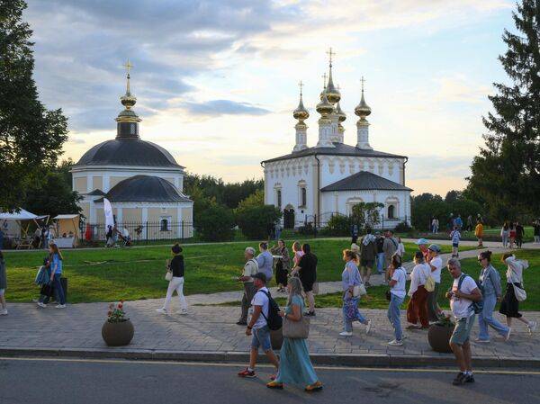 Люди отдыхают в центре Суздаля