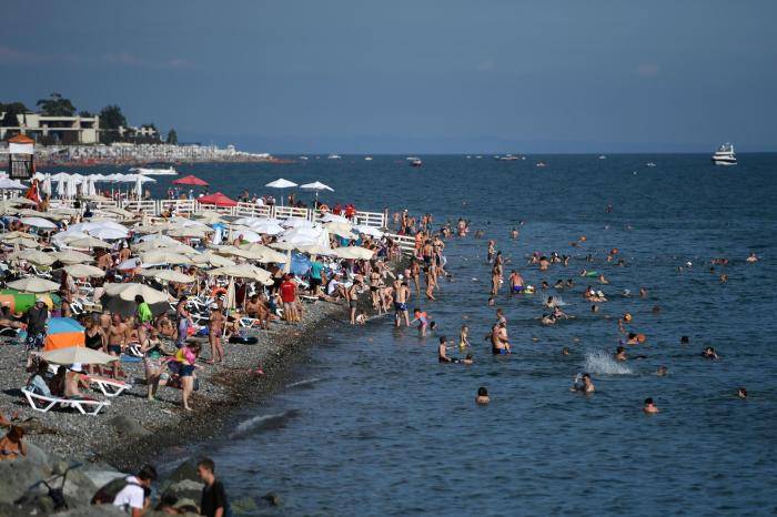 Отдыхающие на море в Сочи