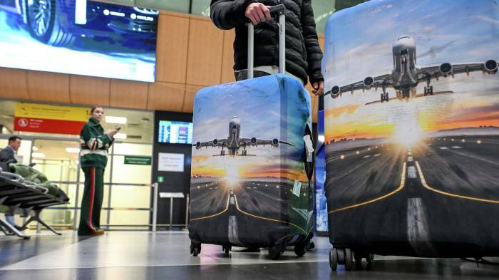 Пассажиры с чемоданами в международном аэропорту Казань