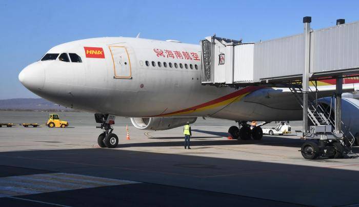 Самолет Boeing 737-800 китайской авиакомпании Hainan Airlines, прилетевший из Даляня, в аэропорту Кневичи во Владивостоке