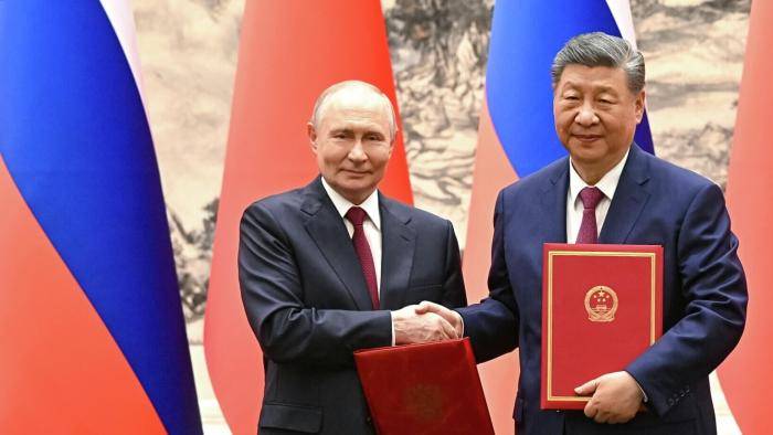 Президент России Владимир Путин и председатель КНР Си Цзиньпин в Доме народных собраний в Пекине во время церемонии подписания документов о сотрудничестве