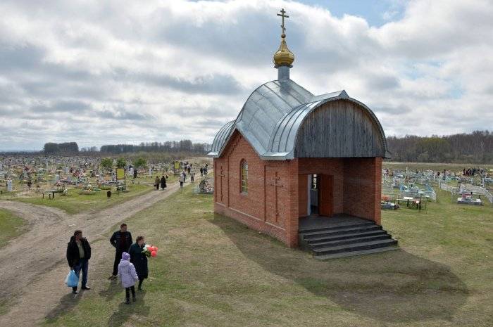 Жители города Тара Омской области на кладбище в день Радоницы