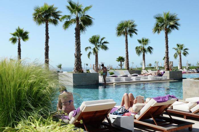 Отдыхающие у бассейна отеля Hyatt в Агадире