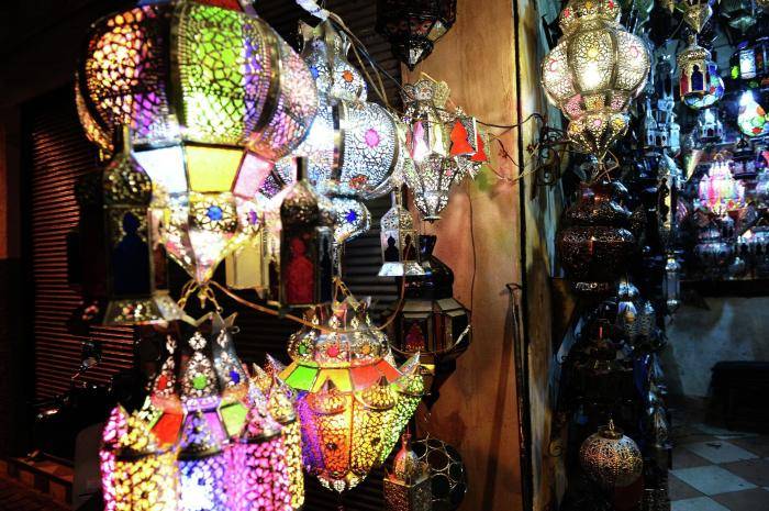 Продажа ламп на рынке в квартале Медина в Марракеше