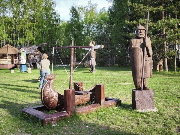 Музей деревянного зодчества им. В. П. Грошева. Деревянные скульптуры на территории