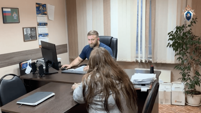 Сотрудник СК допрашивает мать детей, погибших в результате пожара в поселке Дубинино Красноярского края