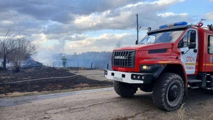 Тушение пожара в селе Новоильинка Томской области