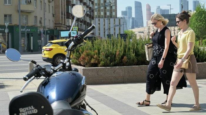 Горожане на улице во время жаркой погоды в Москве