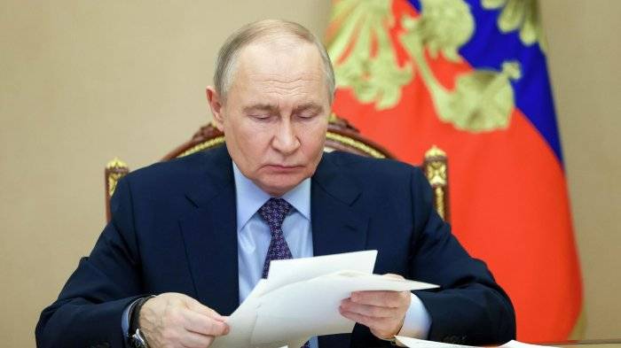 Президент России Владимир Путин проводит совещание с членами правительства РФ