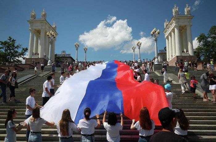Жители Волгограда несут стометровый флаг России по центру города (флешмоб посвящен Дню России)