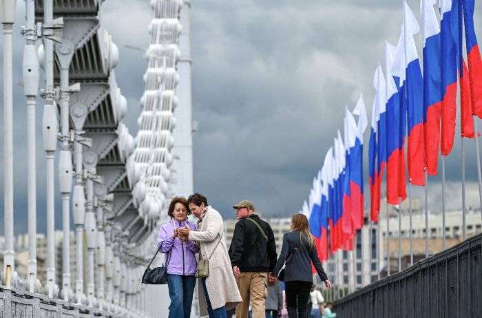 Украшение Москвы ко Дню флага России