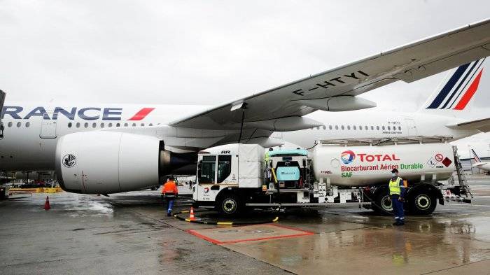 Заправка самолета Airbus A350 авиационным топливом в аэропорту Руасси в Париже
