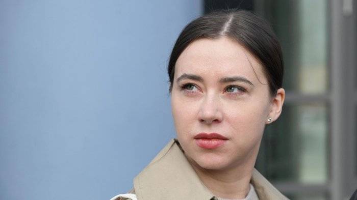 Блогер Александра Митрошина перед началом судебного заседания у здания Тверского суда Москвы