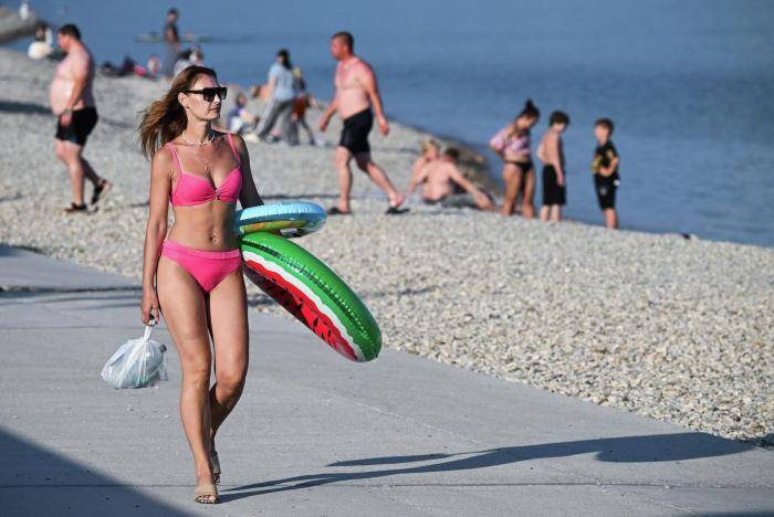 Отдыхающие на побережье Черного моря в Евпатории