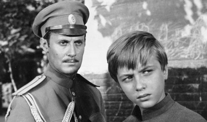 Актер Юрий Соломин в роли Кольцова (слева) и московский школьник Саша Милокостный в роли Юры в телевизионном художественном фильме Евгения Ташкова Адъютант его превосходительства