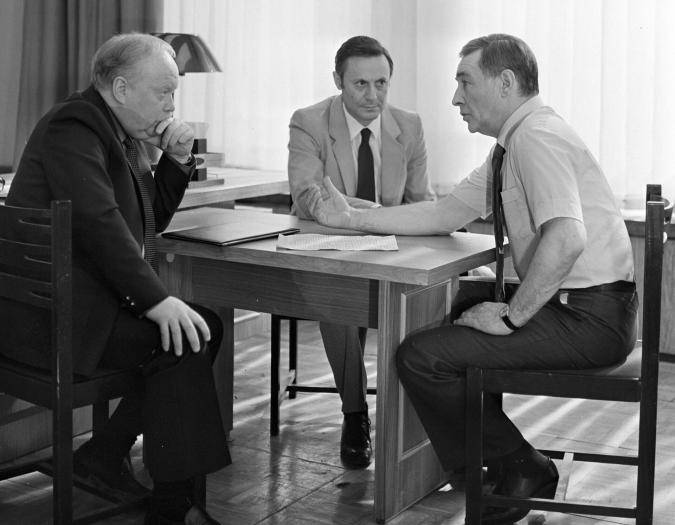 Народный артист СССР Вячеслав Тихонов (справа) в роли генерала Константинова, народный артист РСФСР Юрий Соломин (в центре) в роли полковника Славина, Николай Засухин в роли Павла Макарова в фильме ТАСС уполномочен заявить