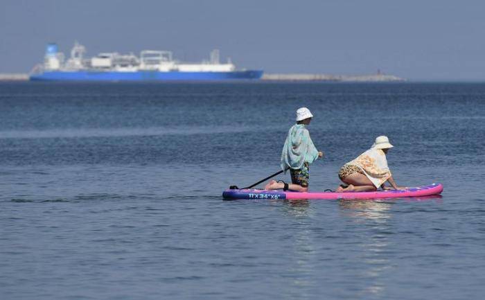 Отдыхающие на Балтийском море в Зеленоградске
