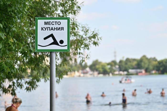 Люди купаются на Белом озере в природно-историческом парке Косинский в Москве