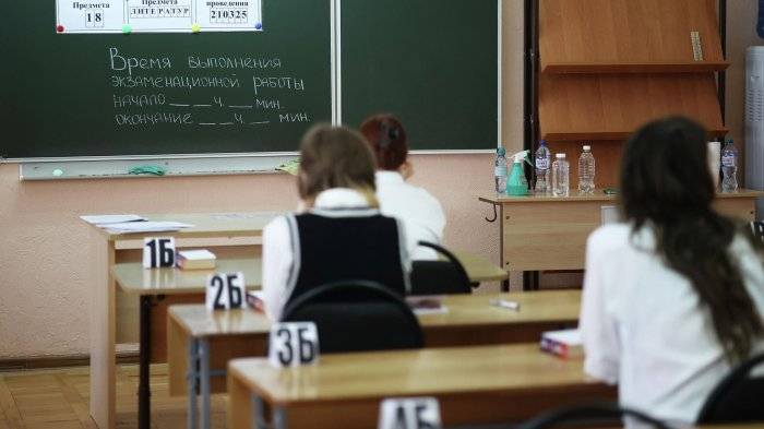 Учащиеся в Гимназии №82 перед проведением досрочного ЕГЭ-2025