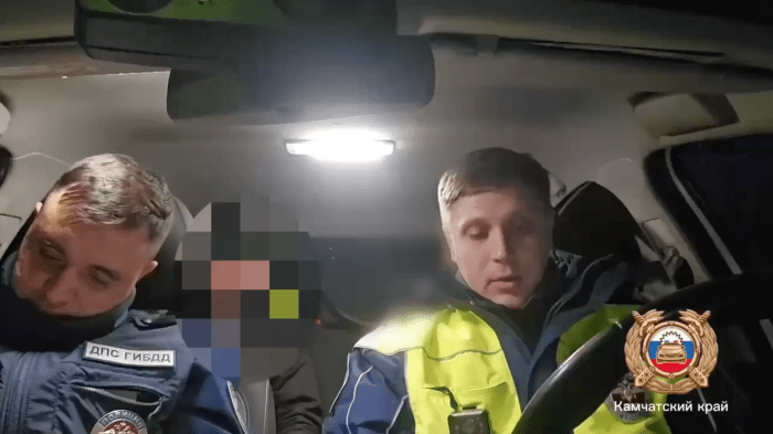 Сотрудники ДПС проводят освидетельствование пьяного подростка в Петропавловске-Камчатском