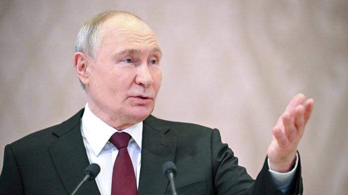 Президент РФ Владимир Путин во время пресс-подхода во Дворце Независимости в Астане 