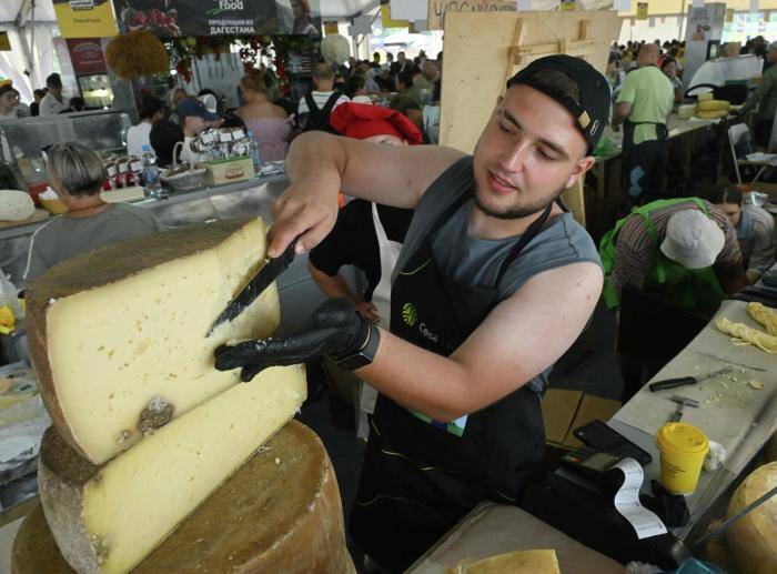 Продажа сыра на фестивале