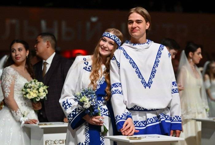 Участники Всероссийского свадебного фестиваля Россия. Соединяя сердца во время торжественной церемонии бракосочетания в Национальном центре Россия в Москве