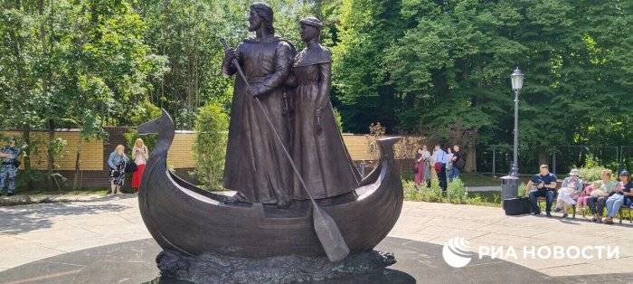 Памятник Петру и Февронии Муромским в поселке Солнечное Курортного района Санкт-Петербурга