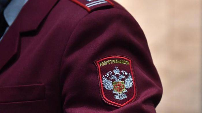 Шеврон на фирменном кителе сотрудника Роспотребнадзора