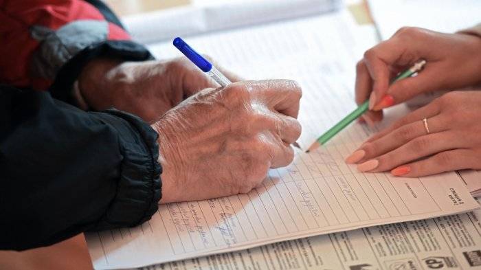 Мужчина подписывает документ