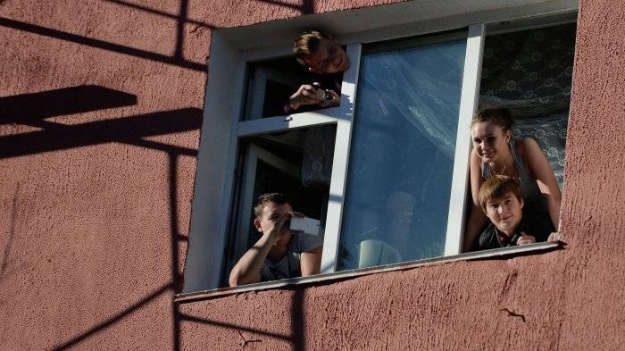 Студенты выглядывают из окна общежития