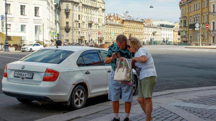 Туристы в окрестностях Дворцовой площади в Санкт-Петербурге