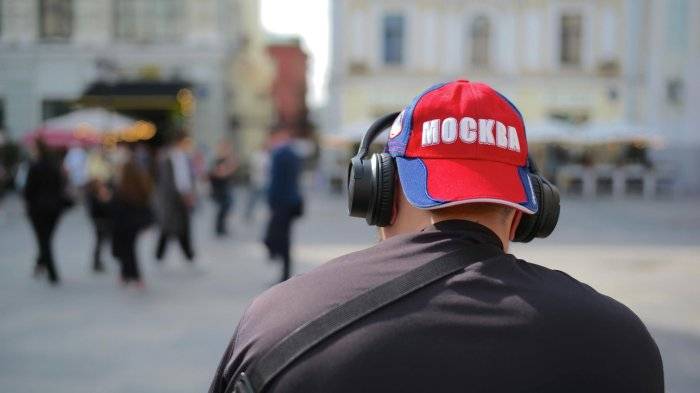 Мужчина слушает музыку в центре Москвы