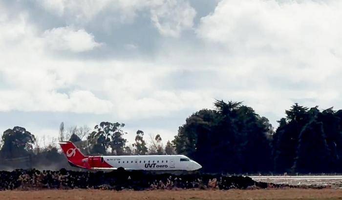 Самолет CRJ 200 авиакомпании UVT Aero в аэропорту Сухума 