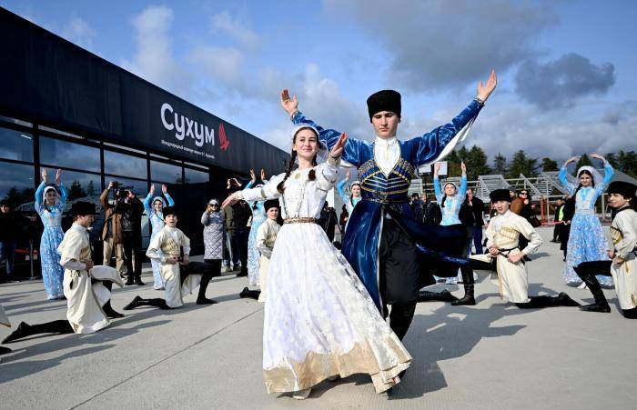 Выступление танцевальной группы в аэропорту Сухума
