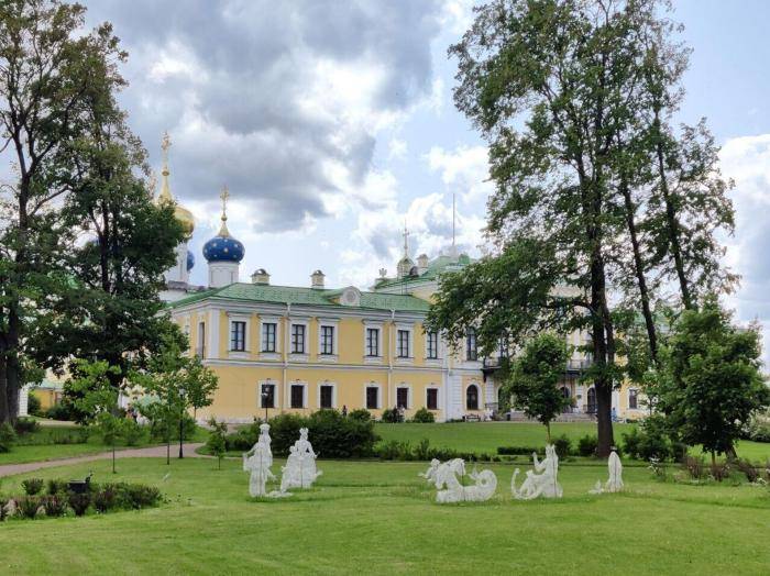 В саду тверского путевого дворца